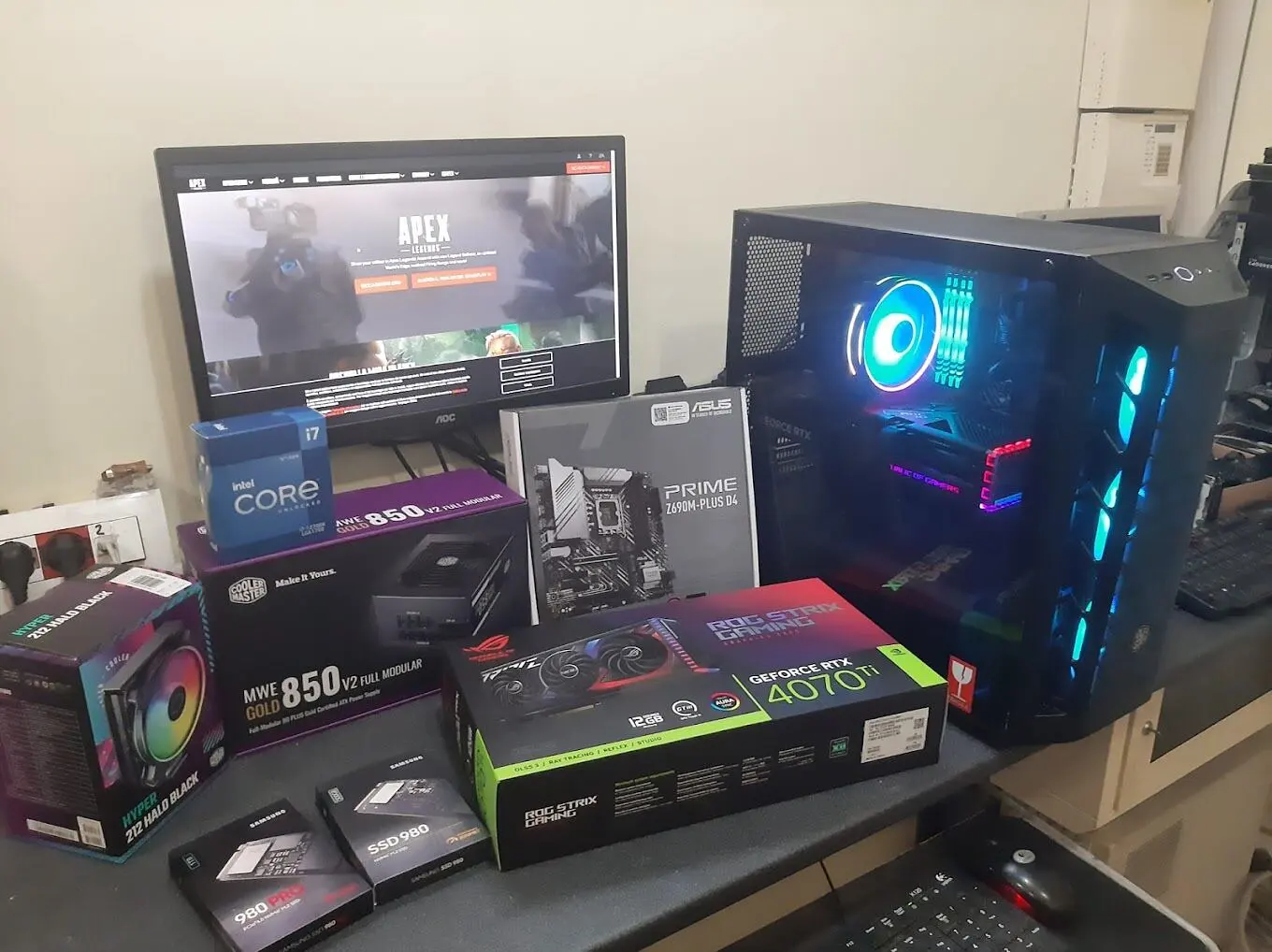 Componenti nelle scatole accanto al PC montato
