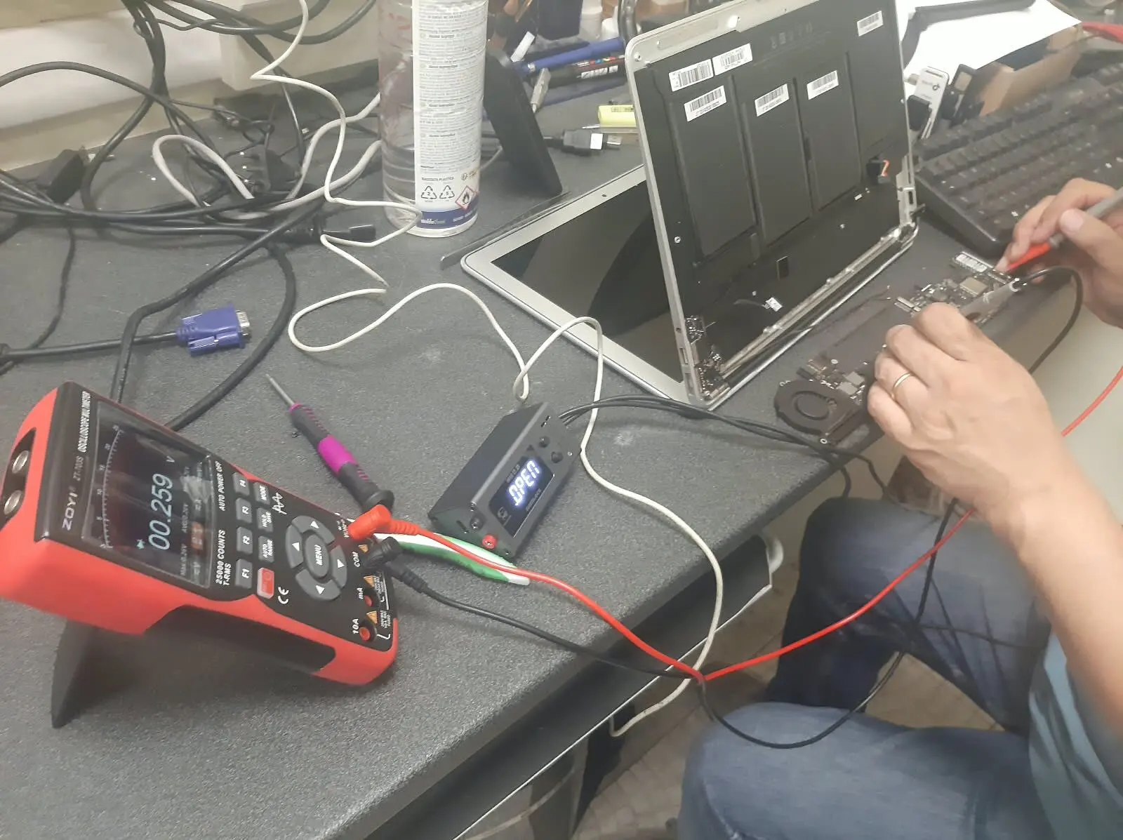 Misure con oscilloscopio portatile su un portatile aperto