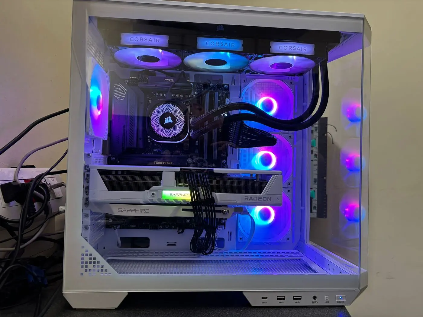 PC gaming con case bianco in vetro, raffreddamento a liquido e ventole illuminate