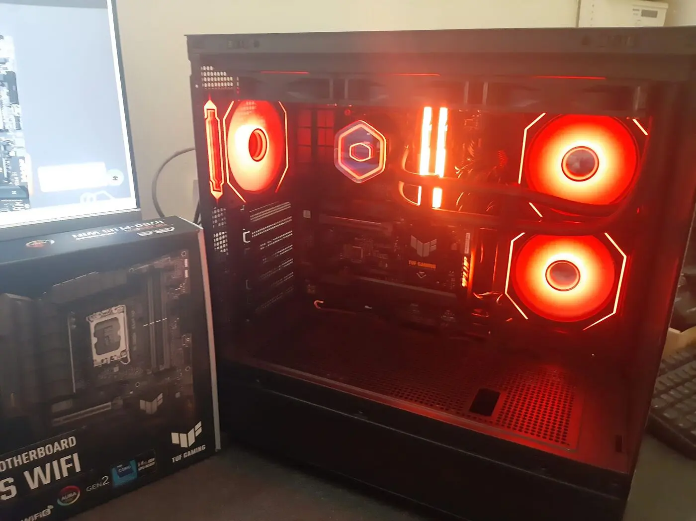 PC gaming con illuminazione rossa
