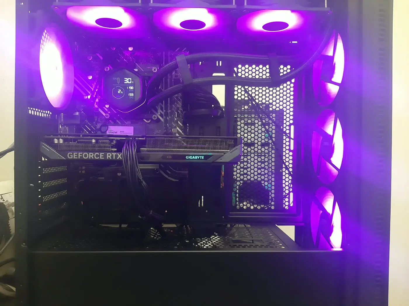 PC gaming con scheda video GeForce RTX e luci viola