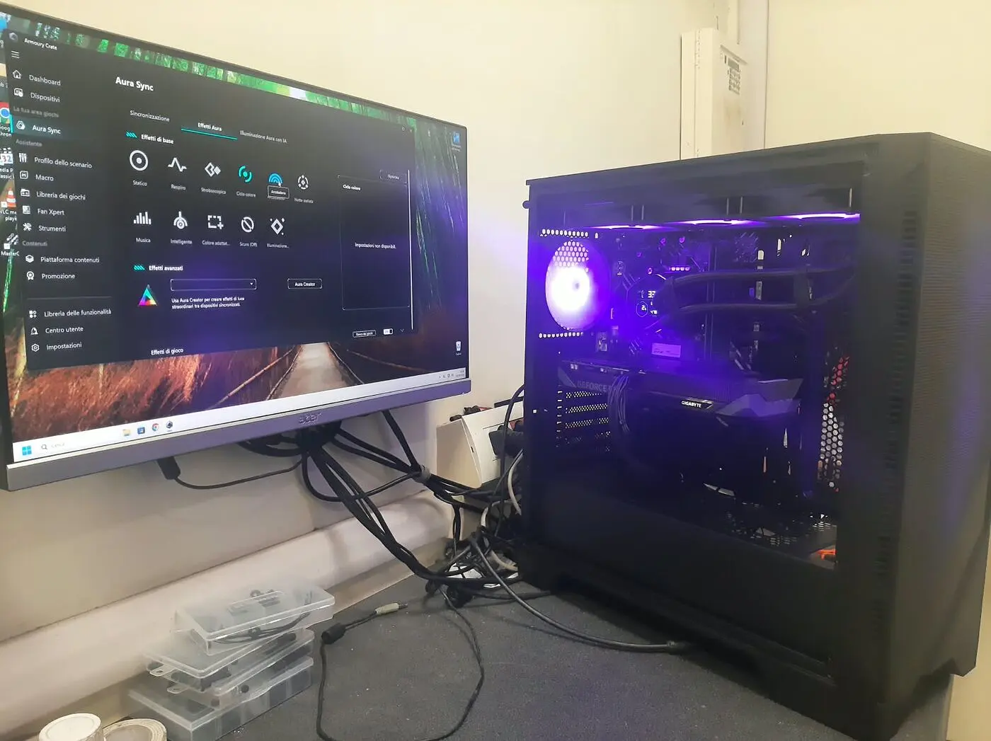 PC montato in collaudo collegato al monitor