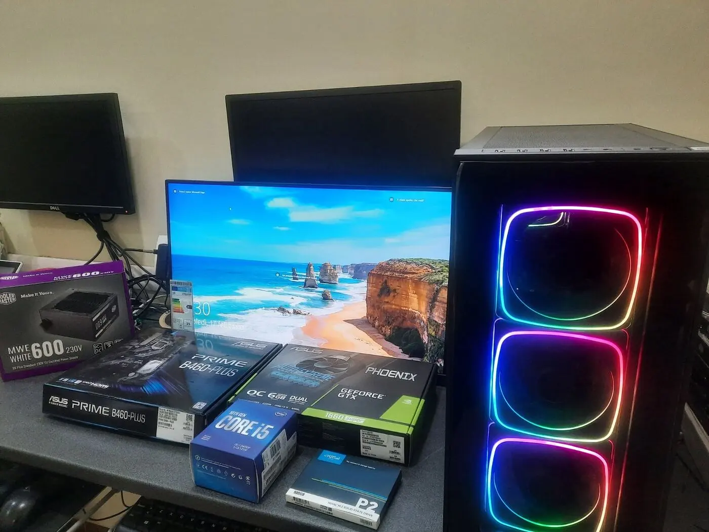 PC con ventole illuminate accanto alle scatole dei componenti