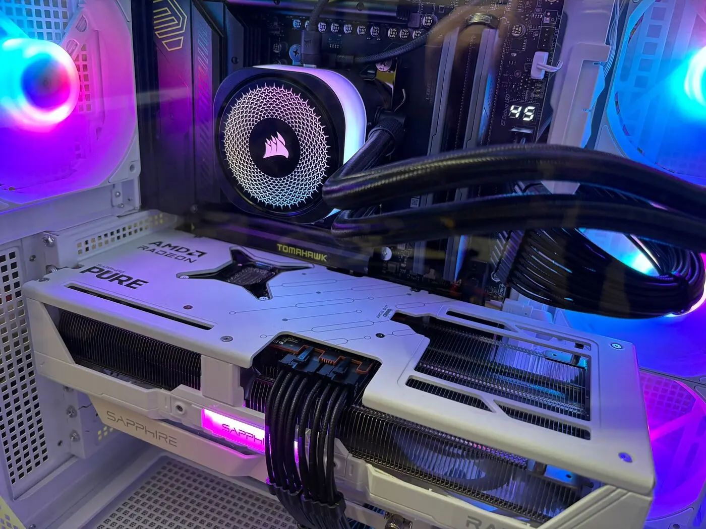 Scheda video e raffreddamento a liquido dentro un PC montato in negozio