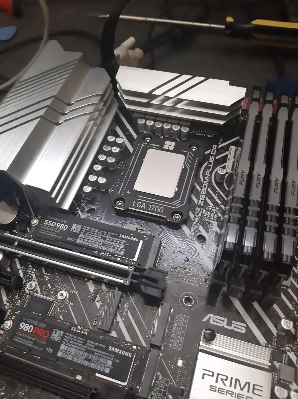 Scheda madre ASUS Prime con SSD Samsung 980 installato
