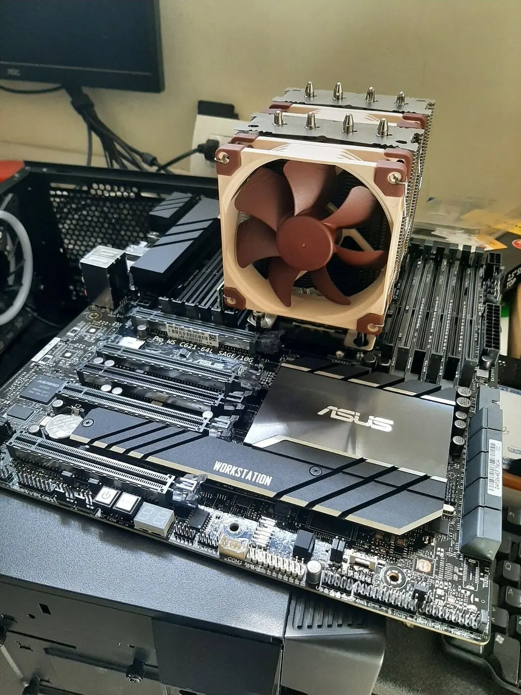 Scheda madre ASUS da workstation con dissipatore Noctua sul banco